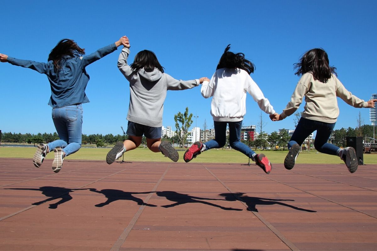 girls-jumping