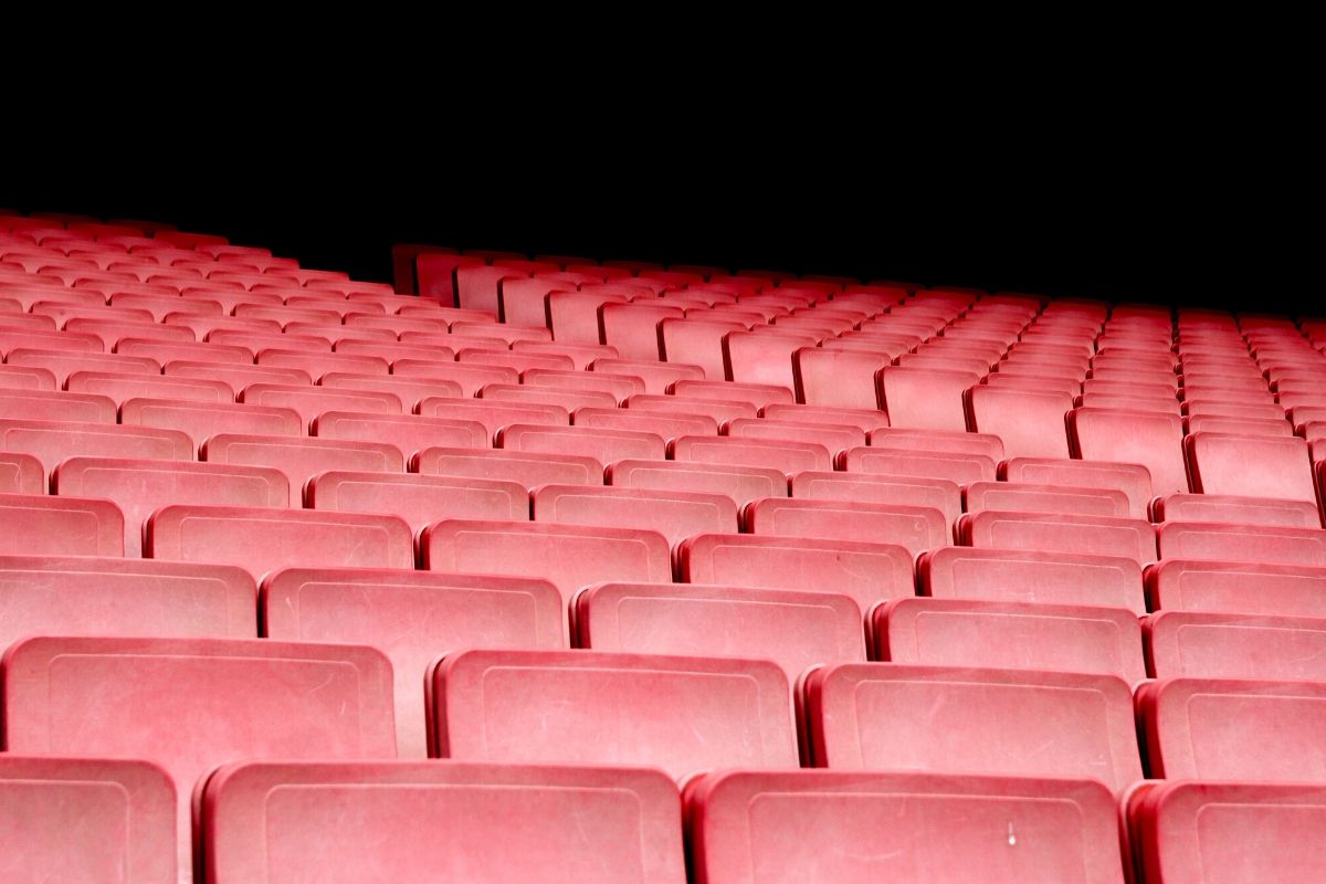 empty-chairs-in-theatre